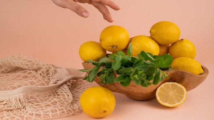 Gunakan Cairan Lemon atau Jeruk Nipis untuk Membersihkan Kamar Mandi