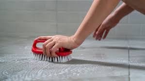 membersihkan kamar mandi