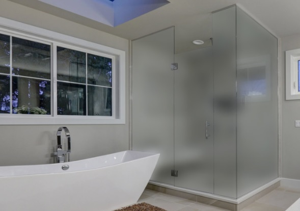 Cara Membersihkan Kaca Kamar Mandi yang Buram